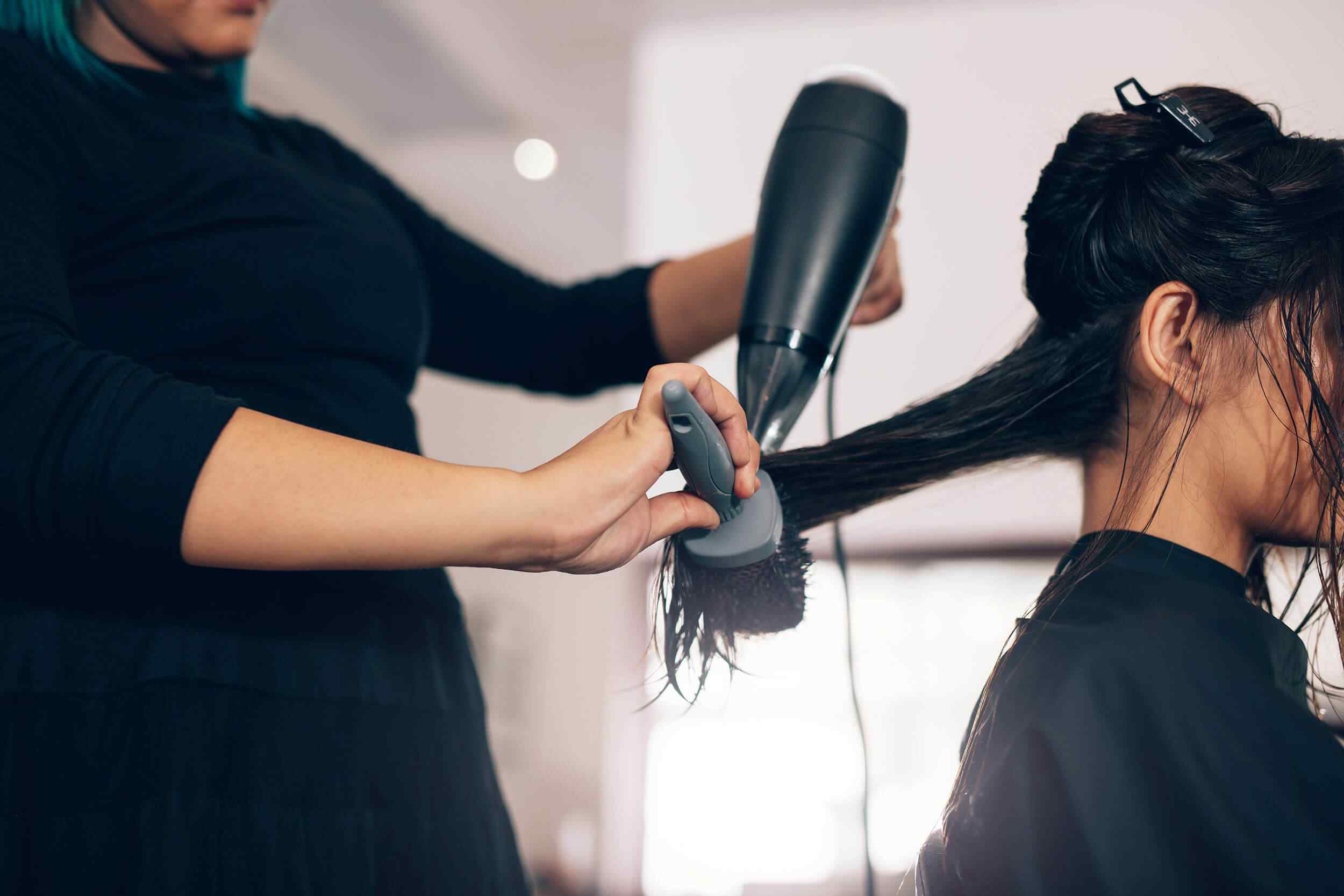 https://alegriadvivir.com/wp-content/uploads/2018/10/hairdresser-styling.jpg