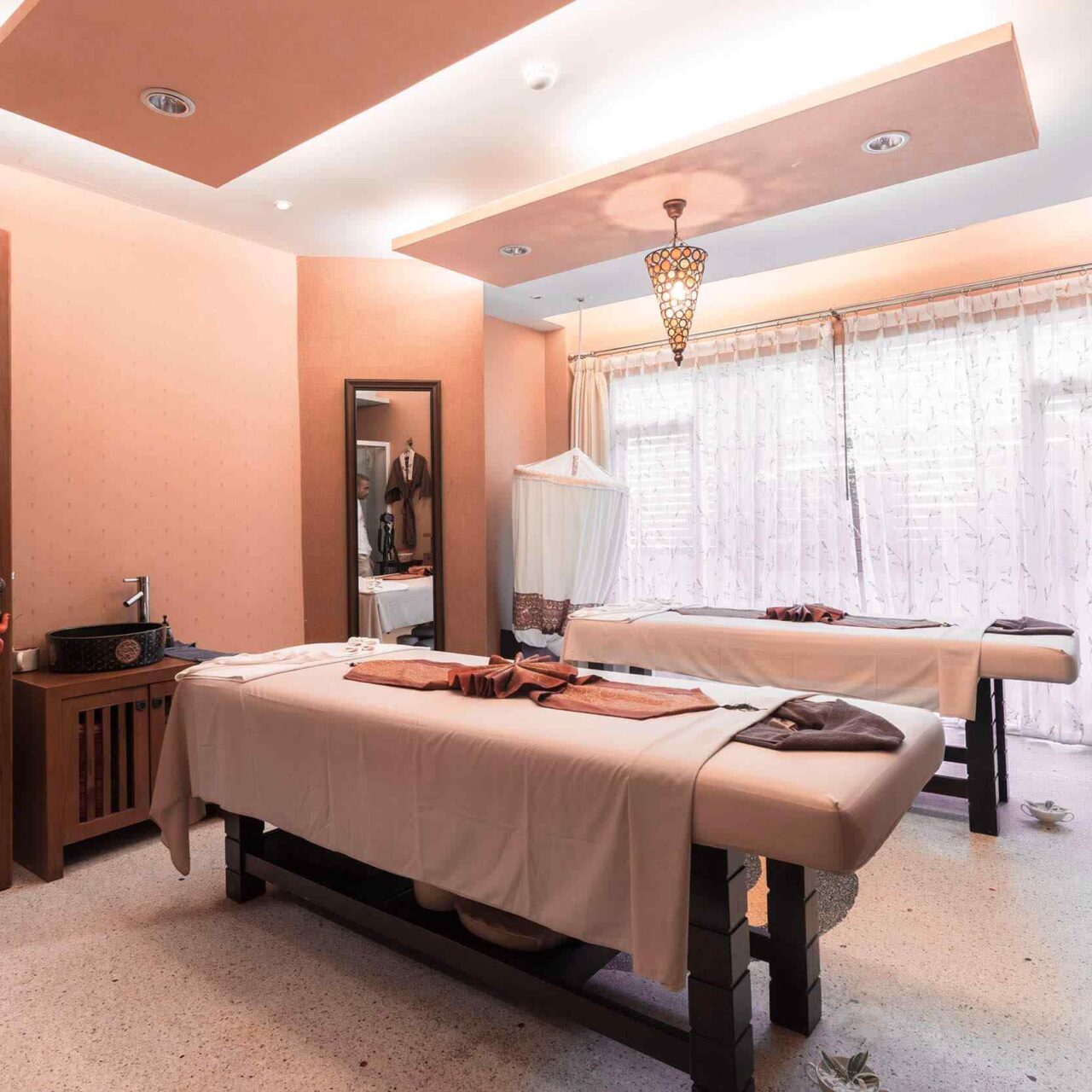https://alegriadvivir.com/wp-content/uploads/2018/10/spa-inside-bg-2-1280x1280.jpg