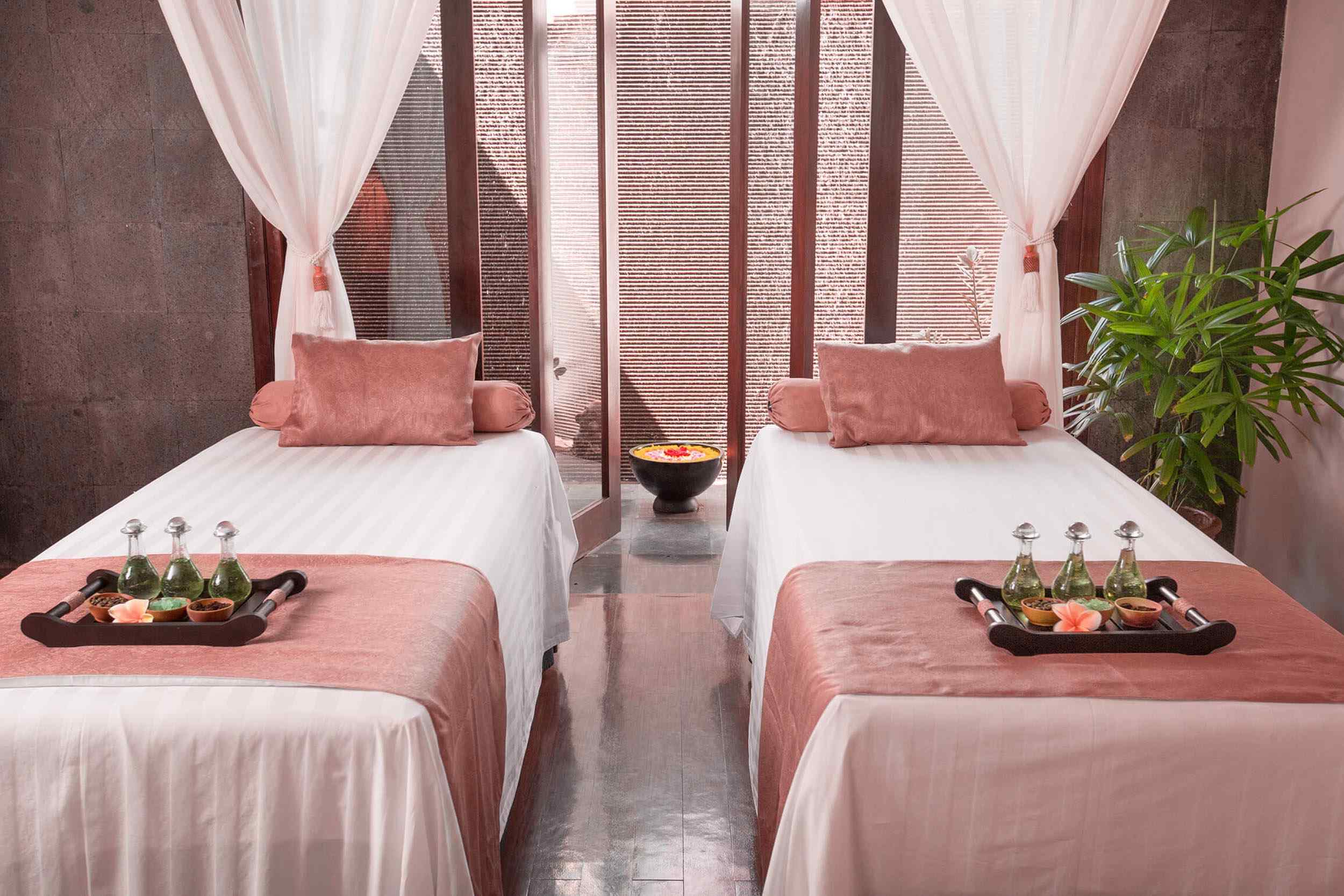https://alegriadvivir.com/wp-content/uploads/2018/10/spa-inside-bg-tall.jpg
