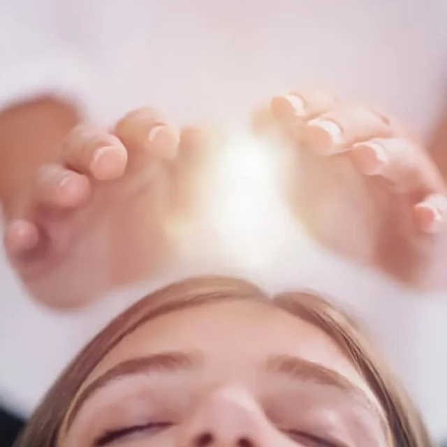 https://alegriadvivir.com/wp-content/uploads/2025/01/reiki_service-640x640.webp